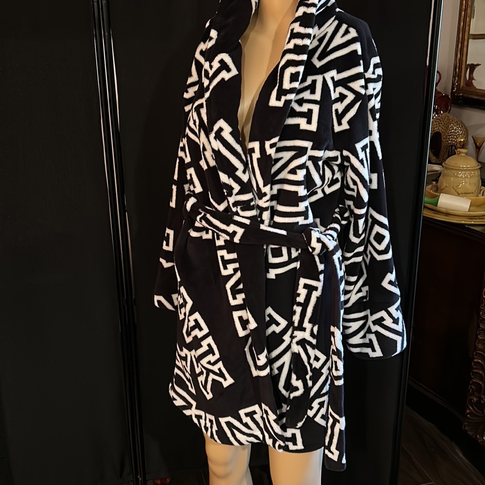PINK xs/s black and white plush robe.